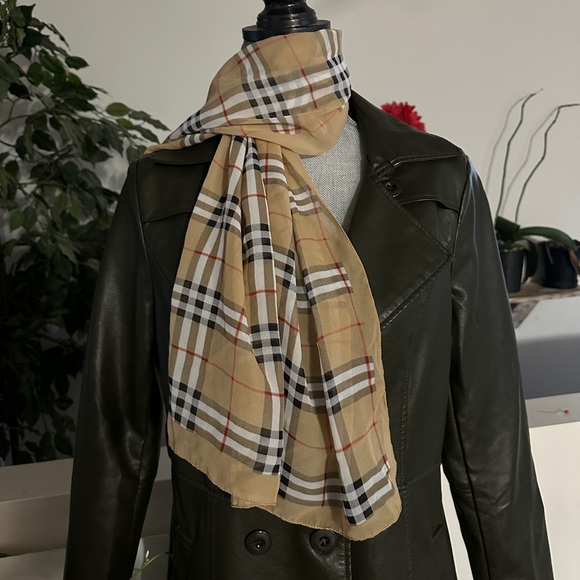 🧣 - Picture 1 of 3